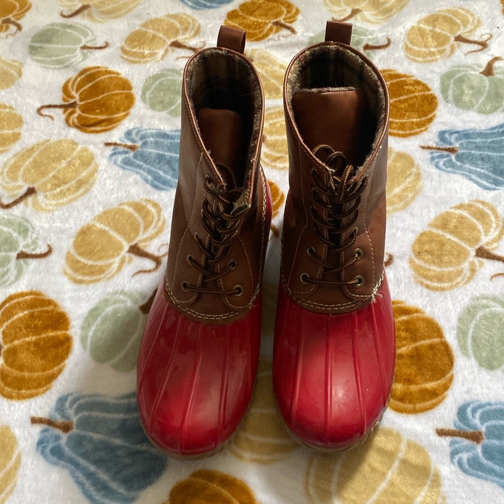 These are some very durable duck boots that are a size 9 and true to size